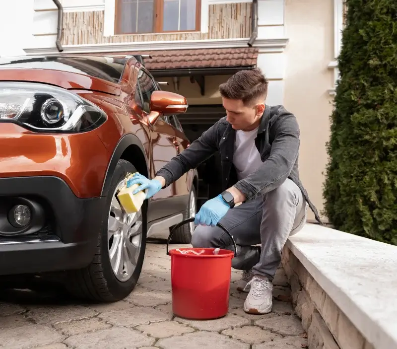 Lavage auto à domicile Vézénobres : professionnel intervenant sur un véhicule